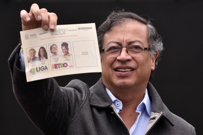 10 líderes políticos fueron citados por denuncias de financiación irregular de la campaña de Petro