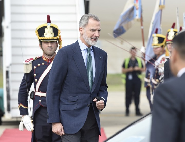 Rey Felipe VI llega a Argentina para investidura de Javier Milei