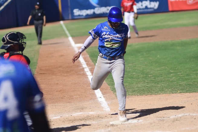 Vaqueros mantiene el liderato