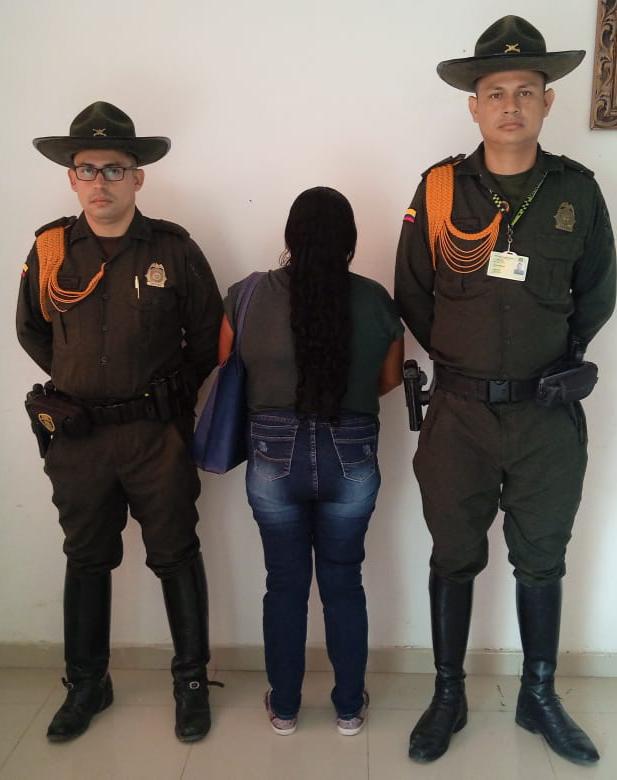 Capturan a una mujer hurtando celulares en un establecimiento comercial bajo la modalidad de cosquilleo