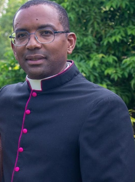 Compra de terreno enfrenta a monseñor Medina con Celsia