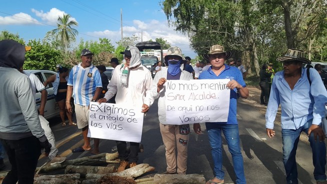 Bloquean la vía Sahagún-Chinú