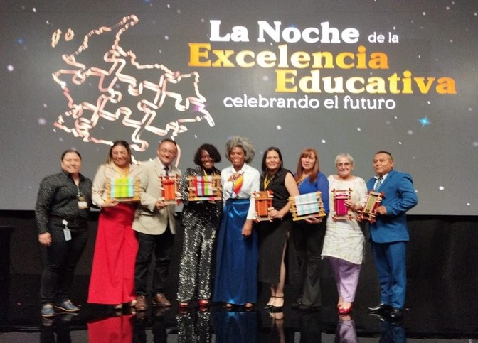 Docente sucreña exaltada en la noche de los mejores de Mineducación