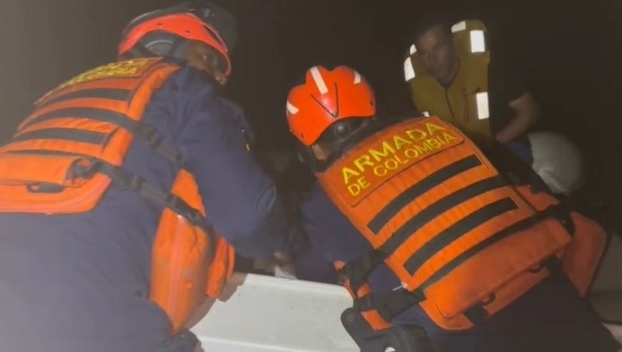 Familia brasileña fue rescatada por la Armada tras el naufragio de su velero