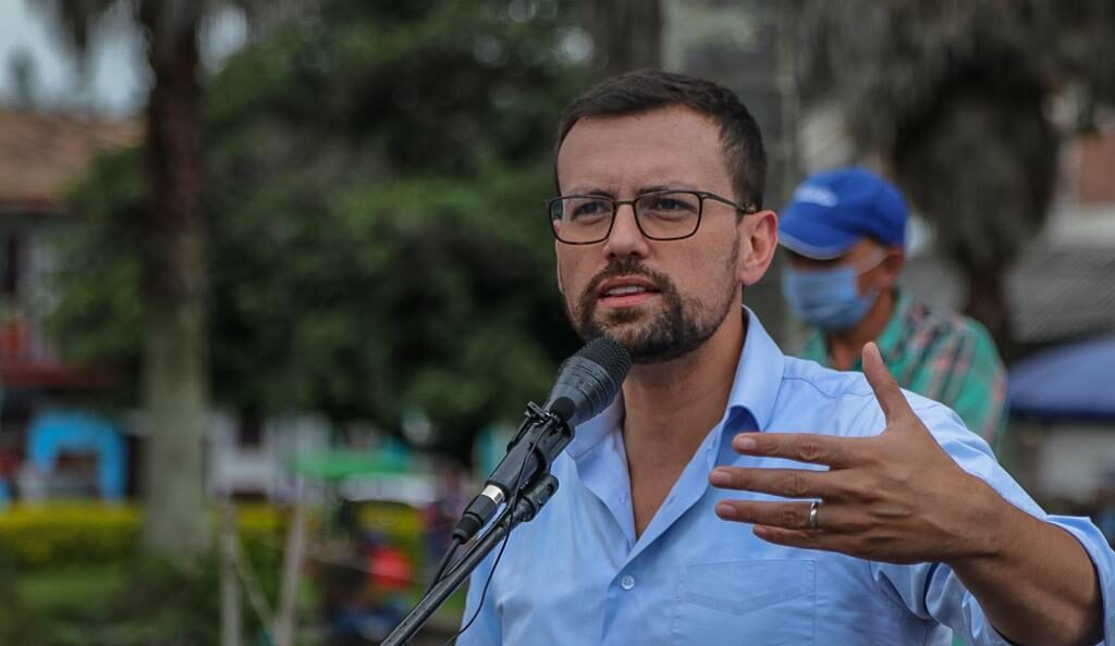 Por incumplimiento de ordenes judiciales ordenan arresto del gobernador de Caldas
