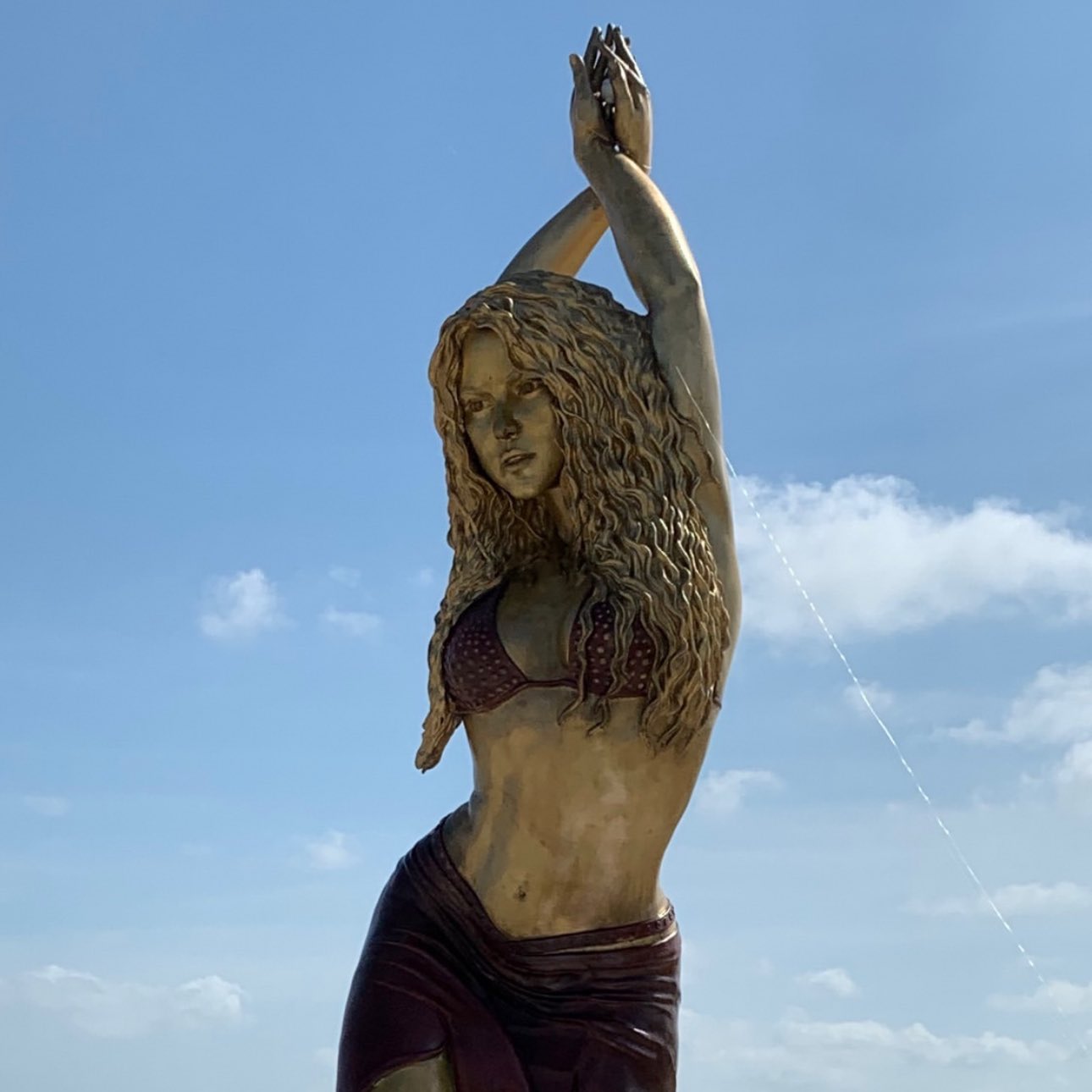 Develaron monumento que rinde tributo a la cantante barranquillera Shakira