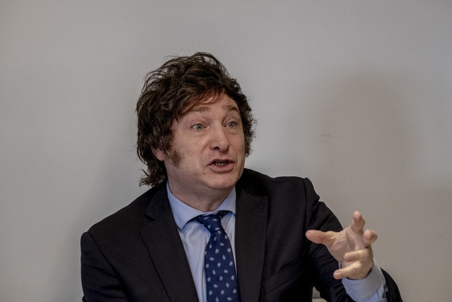 Presidente de Argentina evalúa pagar $16.000 millones de indemnización por YPF