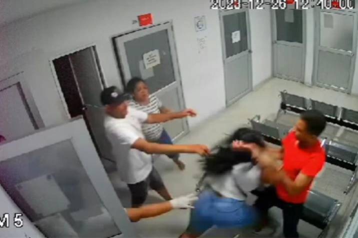 Familia agredió a personal médico por atraso en la atención