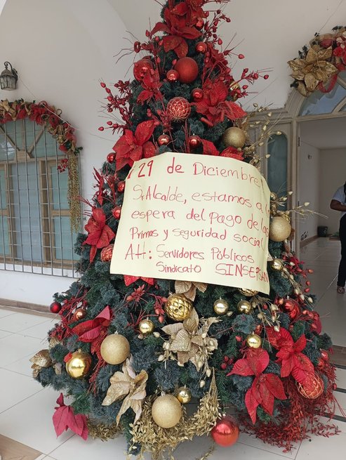 Trabajadores de la Alcaldía de San Onofre exigen pago de sus salarios