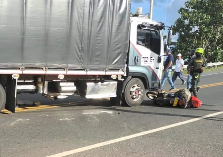 Lo atropelló un camión