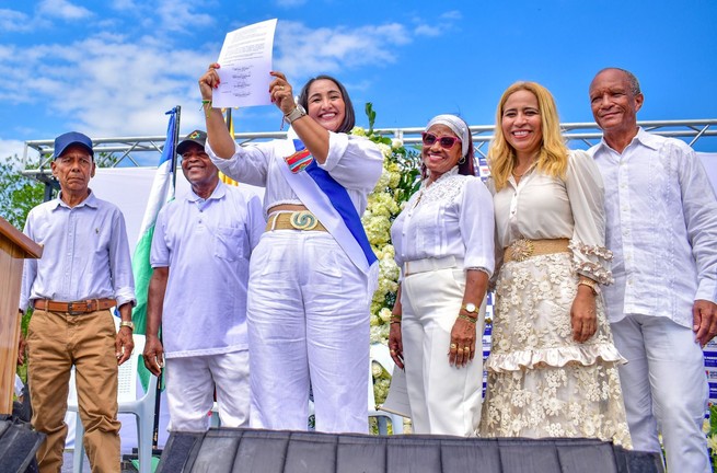 Ivis Marzola se posesionó como la nueva alcaldesa de Puerto Escondido
