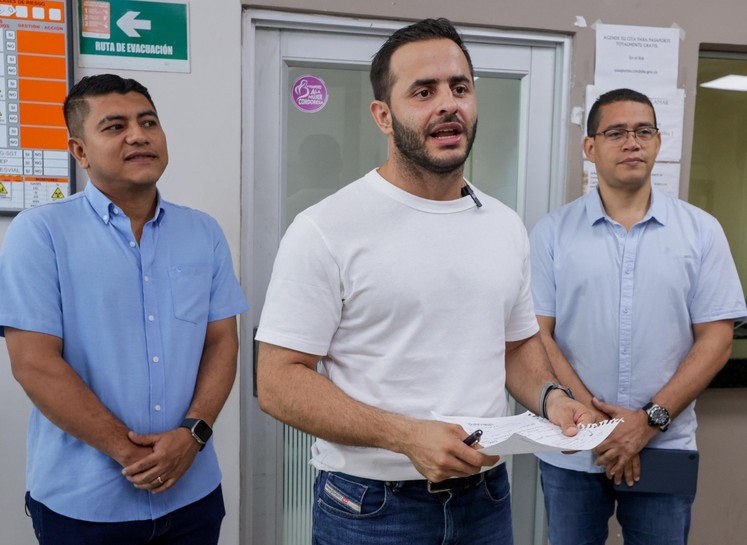 Gobernador Erasmo Zuleta mejora del servicio en la Oficina de Pasaportes