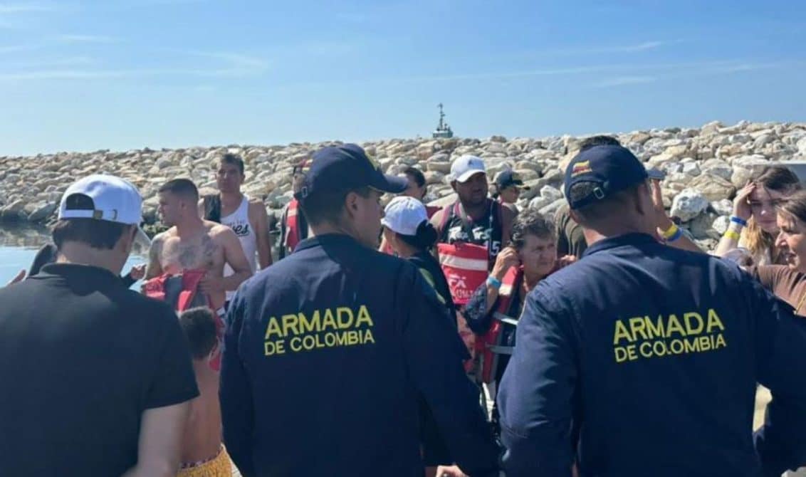 Rescate exitoso de la Armada Nacional a la embarcación que se volcó cerca del Parque Tayrona