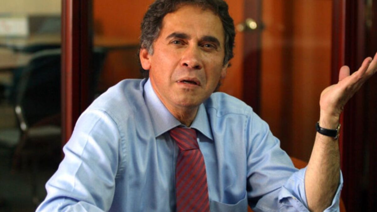 Acusan al exsenador Carlos Moreno de Caro por presunto acoso laboral
