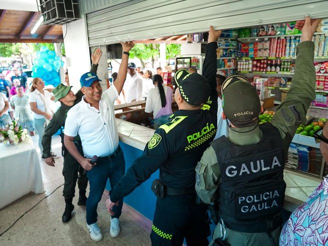 Alcalde Acuña cumplió y reabrió tienda Las Vegas