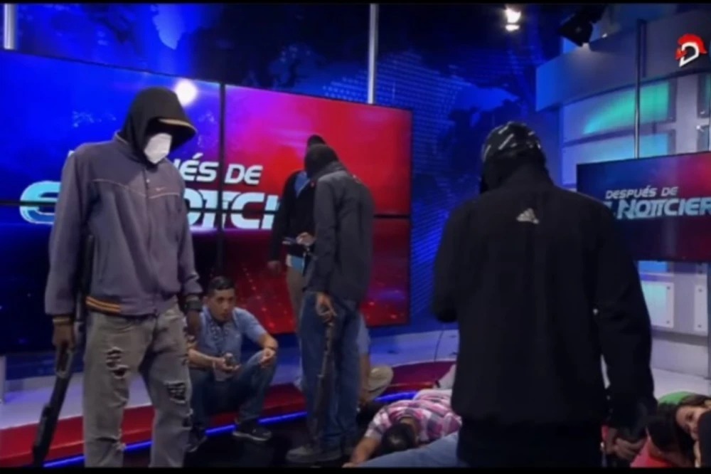 Hombres armados y encapuchados se tomaron TC Televisión en Ecuador