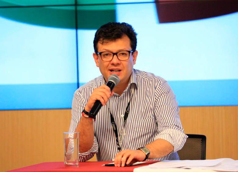 Exigen la renuncia de Hollman Morris por acoso laboral