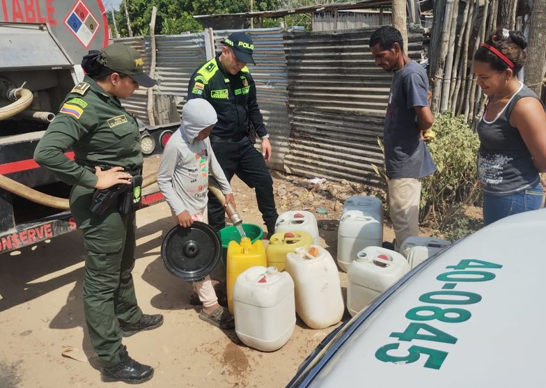 Policía Nacional apoya el suministro de agua potable en Córdoba