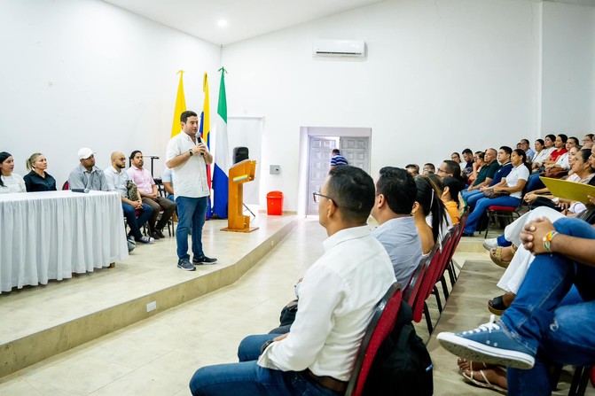 Se reunió con trabajadores para enviar mensaje de confianza