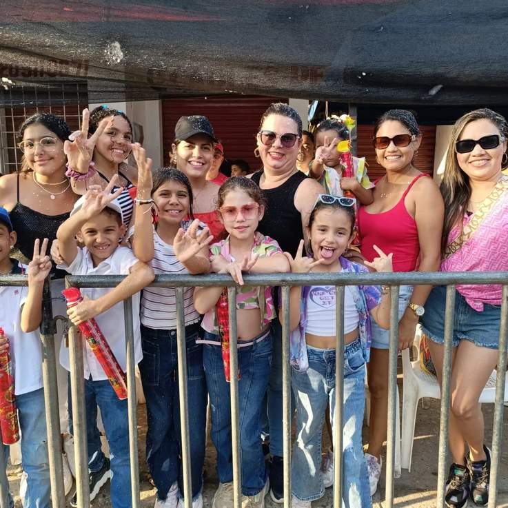 Unidos en familia se gozaron en el desfile del Veintenerito