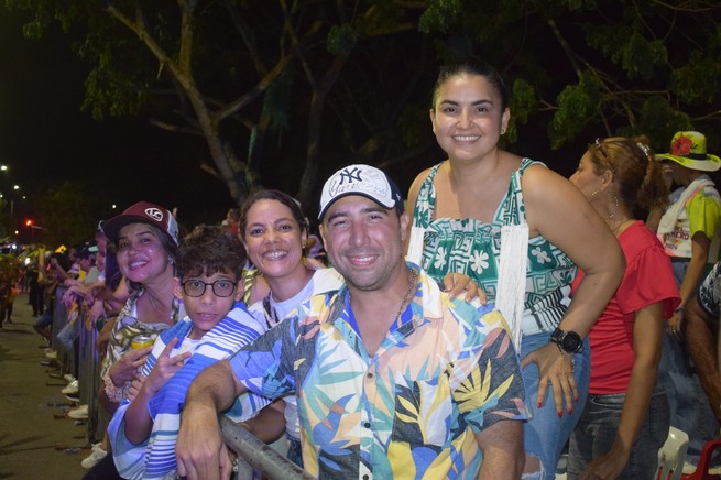 Las sonrisas de los testigos y participantes en el desfile folclórico