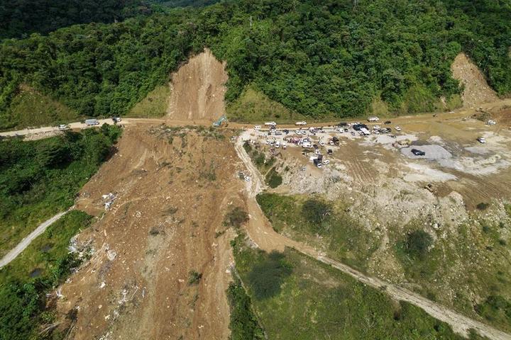 Continúa la búsqueda, van 37 muertos por derrumbe en Chocó
