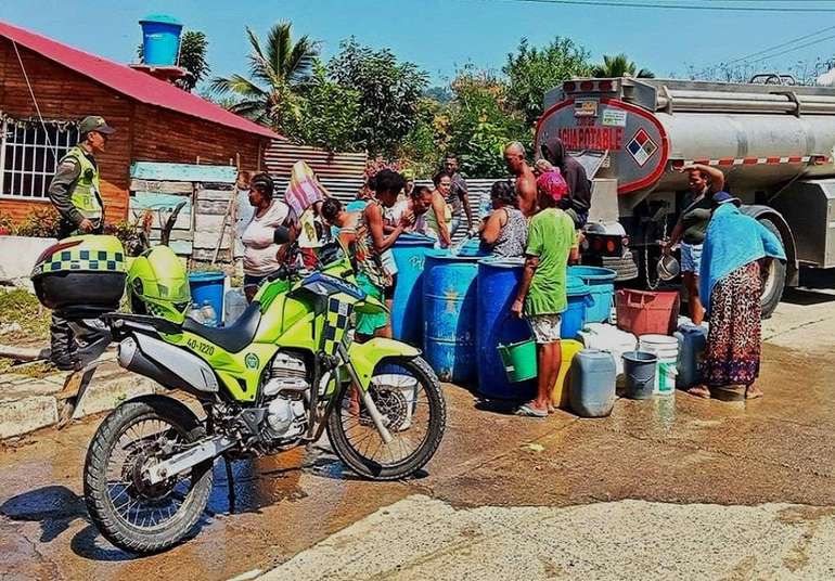 Camión Cisterna de la Policía Nacional benefició a más de mil familias
