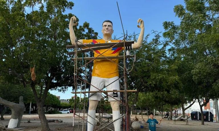 Estatua de Falcao genera controversia en redes