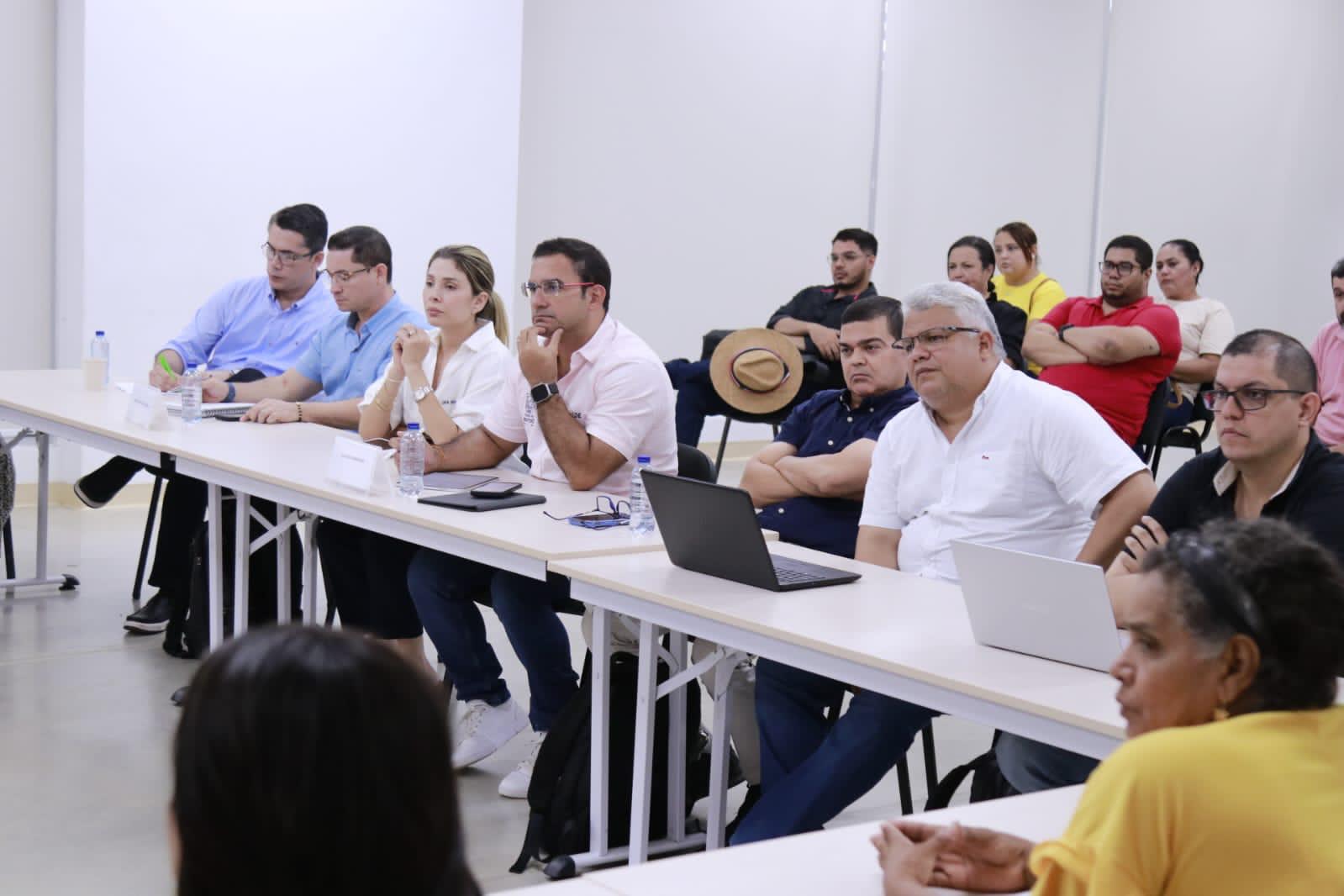 Alcalde Hugo Kerguelén y gestora Social, Diana Sierra, escucharon a animalistas de Montería