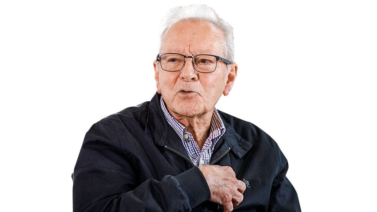 Duras críticas por quitar condecoraciones