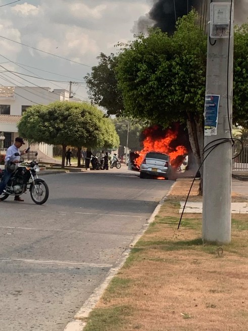 Automóvil se incendió en La Castellana