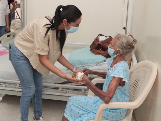 A pacientes los dotaron de insumos