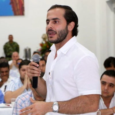 Gobernador de Córdoba toca las puertas de padres de familia para que sus hijos se matriculen en el colegio