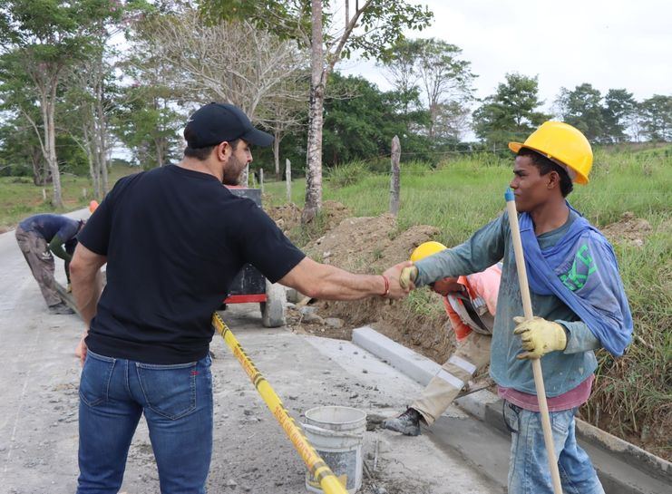 Gobernador inspecciona obras que conectarán el campo con las oportunidades