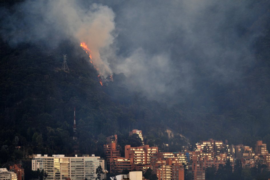 El incendio continúa en los cerros de Bogotá