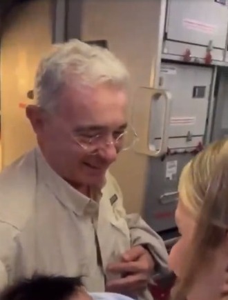 Avianca citó a piloto que exaltó al expresidente Álvaro Uribe