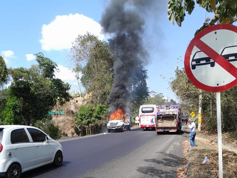 Queman camión recolector de basura en la vía Montería - Planeta Rica