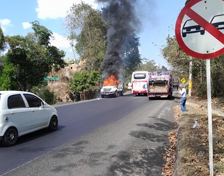 ¿Volvió el terrorismo? queman dos carros