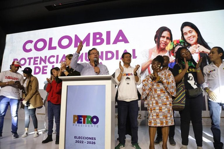 Partidos se oponen a propuesta de Petro