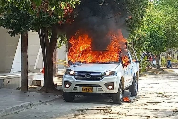 Incineran otro vehículo de Afinia