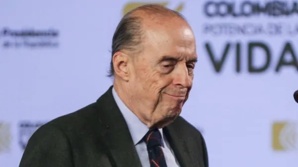 Leyva firmó documento luego de ser suspendido por la Procuraduría