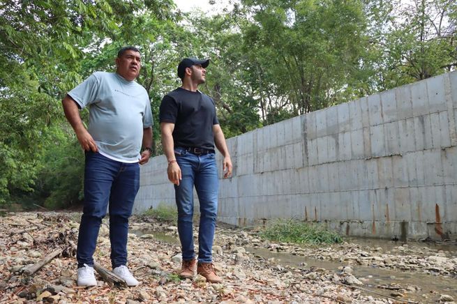 Gobernador revisa avances en obras del muro de contención en Los Córdobas