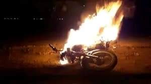 Queman motocicleta de presuntos ladrones en Montería