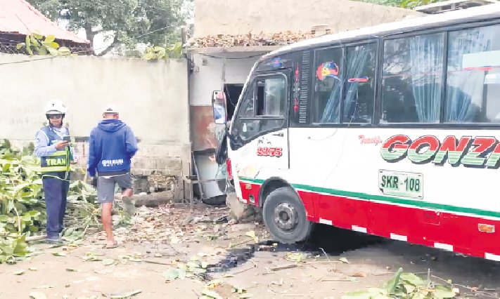 Buseta se habría quedado sin frenos