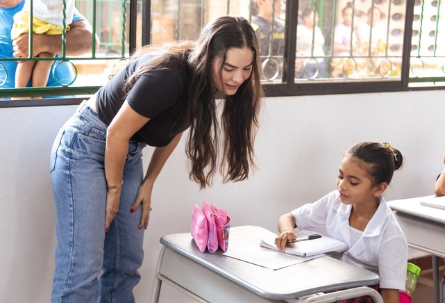 Gestora social Valeria Vega lidera  campaña “Córdoba Regresa a  Clases”