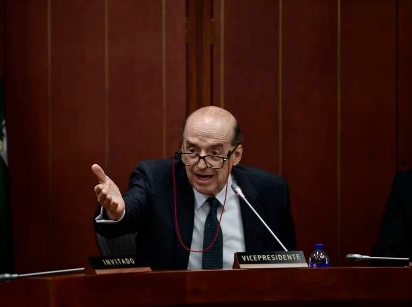 Leyva no saldrá del cargo hasta que el presidente Petro designe su reemplazo