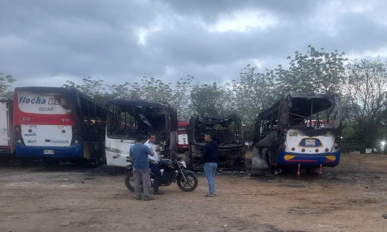 Se incineraron 4 buses y un furgón
