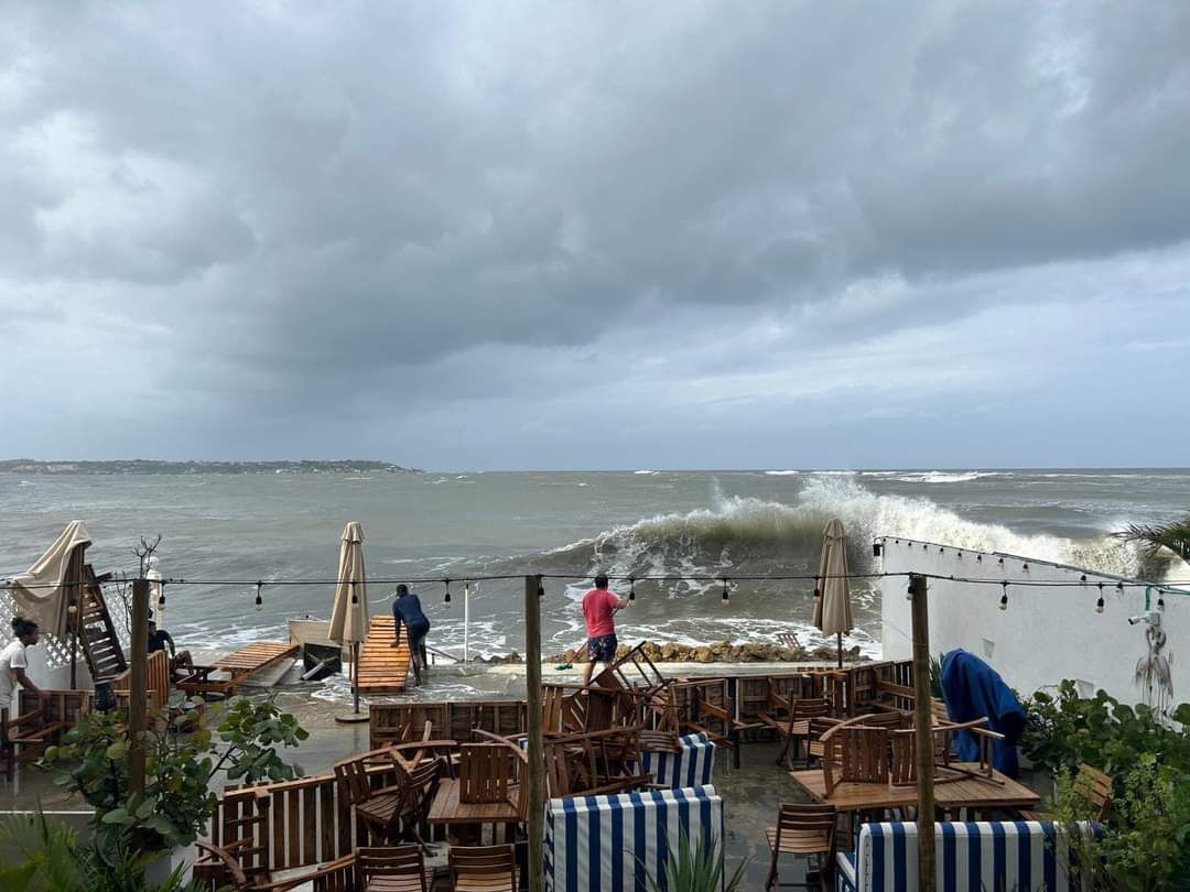El mar de leva azota a Cartagena