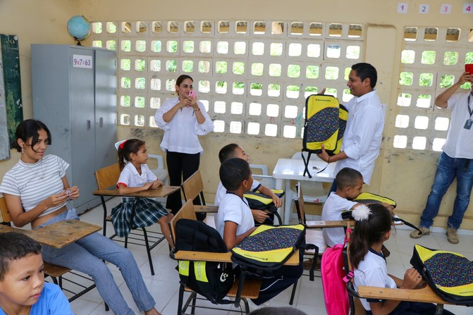 Alcalde Manjarrés entregó kits escolares