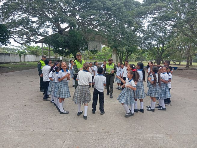 Policía lidera charlas sobre violencia escolar en San Bernardo del Viento